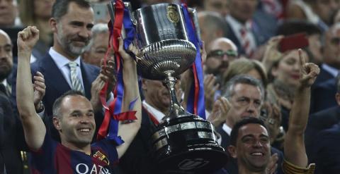 Xavi e Iniesta levantan la Copa del Rey en presencia de Felipe VI. /EFE