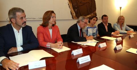 Fotografía facilitada por el Ayuntamiento de Barcelona de Jaume Collboni (PSC); Carina Mejías (Ciutadans); Xavier Trias (CiU); Ada Colau (BComú); Alfred Bosch (ERC), y Àngels Esteller (PP) durante la firma de la prórroga del contrato para acojer el MWC ha