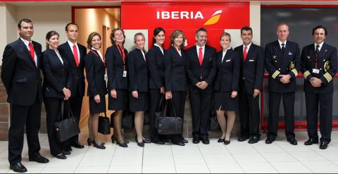 La tripulación del Airbus A330-300 de Iberia posa durante la ceremonia del vuelo de reinauguración de la ruta La Habana-Madrid. EFE/Alejandro Ernesto