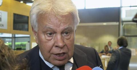 El expresidente del Gobierno español Felipe González atiende a los medios tras reunirse con el presidente de la Comisión Europea (CE), Jean-Claude Juncker, en unas declaraciones en las que afirmó que una salida del euro de Grecia sería 'el peor de los esc