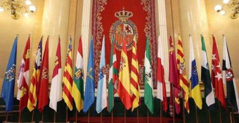 Banderas de las comunidades autónomas en el Senado. EFE