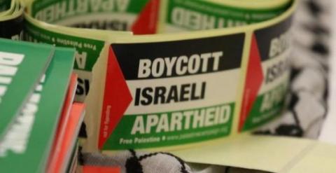 Pegatinas de la campaña de boicot al apartheid israelí./ Foto Tapash Abu Shaim/Palestine Solidarity Campaign UK vía Facebook