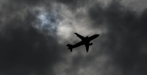 Un avión tras despegar de Ginebra, Suiza.- REUTERS