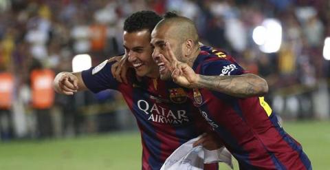 Pedro y Alves celebra el título de Copa. EFE/Toni Albir