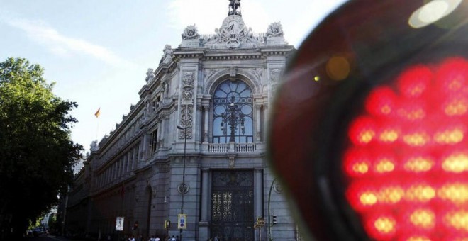 Un semáforo en rojo cerca del edificio del Banco de España en Madrid. EFE