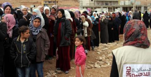 Refugiados sirios esperan a ser registrados antes de poder acceder a Líbano. - AFP