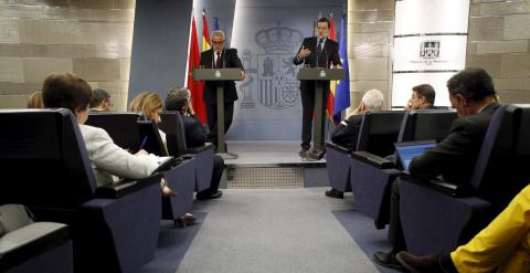 El presidente del Gobierno, Mariano Rajoy, con el primer ministro de Marruecos, Abdelilah Benkirane, durante la rueda de prensa que han ofrecido en el Palacio de la Moncloa. REUTERS/Susana Vera