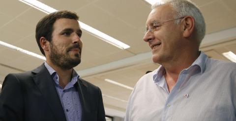 El candidato de IU a la presidencia del gobierno, Alberto Garzón, conversa con el coordinador general de IU, Cayo Lara, durante la reunión de la presidencia Federal. EFE/ Javier Lizon