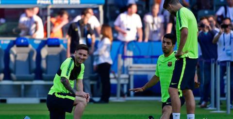 Messi, Luis Suárez y Piqué, durante el entrenamiento del Barça de este viernes en Berlín. OLIVIER MORIN / AFP