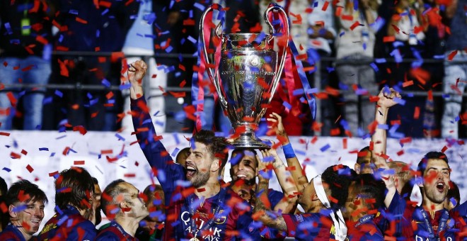 Los blaugrana levantan eufóricos la copa que les convierte en campeones de Europa.- KAI PFAFFENBACH