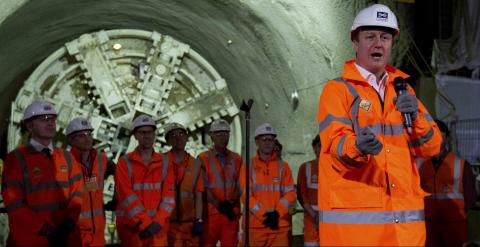 El primer ministro británico, David Cameron, durante una visita a las obras en la estación de Farringdon, en Londres. - REUTERS