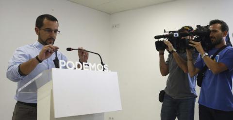 El secretario de Organización de Podemos, Sergio Pascual, durante la rueda de prensa ofrecida en la sede de la formación, en Madrid. EFE/Javier Lizón