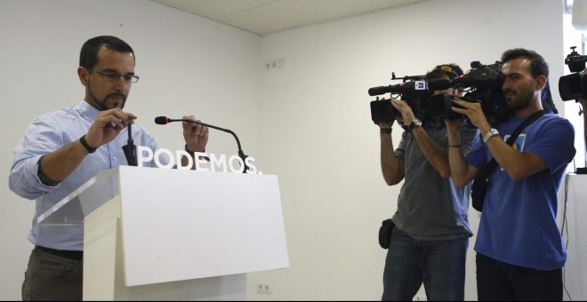 El secretario de Organización de Podemos, Sergio Pascual, durante la rueda de prensa ofrecida en la sede de la formación, en Madrid. EFE/Javier Lizón