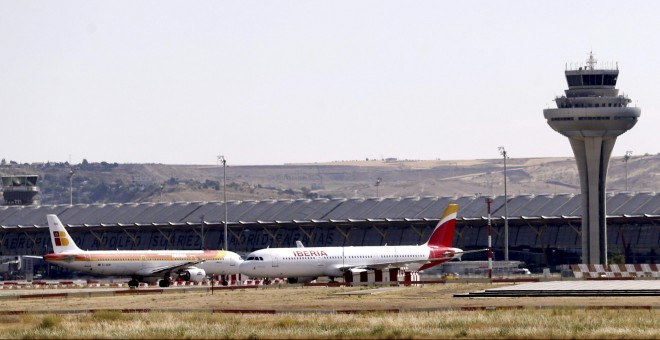 imagen de la torre de control del aeropuerto de Madrid Adolfo Suarez Barajas. EFE/J. J. Guillén