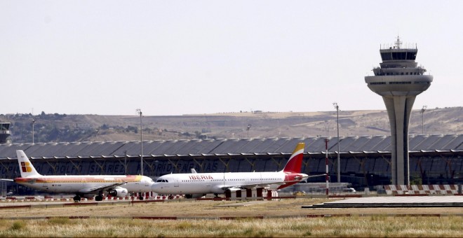 imagen de la torre de control del aeropuerto de Madrid Adolfo Suarez Barajas. EFE/J. J. Guillén