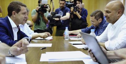 El candidato del PSOE a la Presidencia de Castilla-La Mancha, Emiliano García-Page (i), y el secretario regional de Podemos, José García Molina, en su reunión preparatoria para la sesión de investidura del nuevo presidente manchego. /EFE