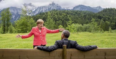 La canciller alemana Angela Merkel conversa con presidente de EEUU, Barack Obama, en los jardines del castillo de Elmau (Alemania), donde se ha celebrado la reunión del G-7. REUTERS/Michael Kappeler