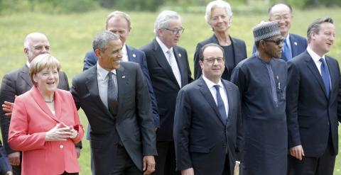 Barack Obama bromea con Angela Merkel, mientra posan para la foto de familia de la cumbre del G-7 en el Castillo de Elmau (Alemania). REUTERS/Christian Hartmann