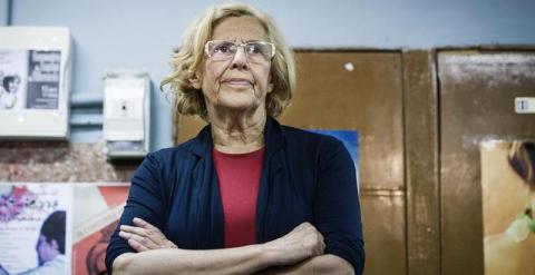 La candidata de Ahora Madrid a la Alcaldía de Madrid, Manuela Carmena, en un encuentro con vecinos durante la visita efectuada esta tarde al distrito madrileño de Villaverde. /EFE/Luca Piergiovanni