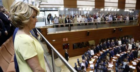 Esperanza Aguirre, que fuera presidenta de la Comunidad de Madrid, durante el minuto de silencio por el fallecimiento de Pedro Zerolo, número tres de la lista socialista, con el que la cámara madrileña ha iniciado hoy la décima legislatura autonómica. EFE