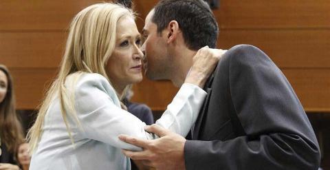 La candidata del PP a la presidencia regional, Cristina Cifuentes, saluda al también candidato de Ciudadanos, Ignacio Aguado, durante el pleno de constitución de la Asamblea de Madrid. / PACO CAMPOS ( EFE)