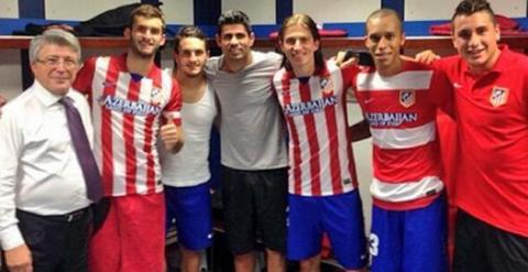 Fotografía de 2013 de Enrique Cerezo en el vestuario del Atlético con varios jugadores.