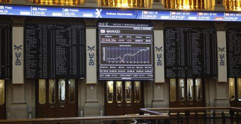 Panel de la Bolsa de Madrid, con la evolución de su principal indicador, el Ibex 35. EFE/Paco Campos