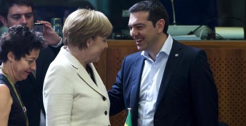 La canciller Angela Merkel hablando con el Primer Ministro griego Alexis Tsipras / REUTERS/Yves Herman