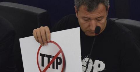 El europarlamentario Dario Tamburrano protesta contra el TTIP. / EFE
