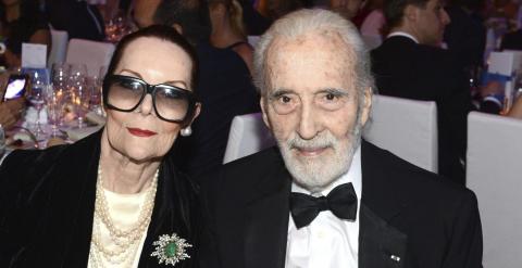 Foto de archivo tomada el 10 de febrero de 2014 del actor británico Christopher Lee y su esposa Birgit en una cena de gala del Festival de Cine de Berlín (Alemania). EFE/Jens Kalaene