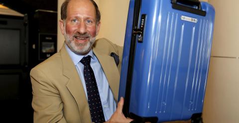 El vicepresidente de la IATA enseña una maleta con las nuevas dimensiones. /REUTERS