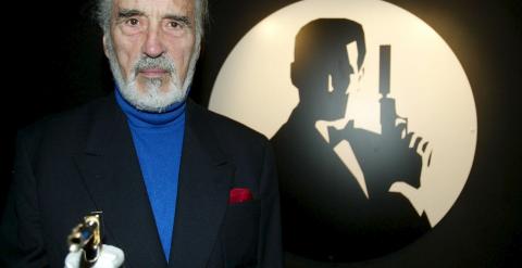 Christopher Lee, quien participó en la película de James Bond  'El hombre de la pistola de oro' haciendo de malo bajo el nombre de Scaramanga. En esta foto sale posando en el Museo de las Ciencias de Londres / REUTERS