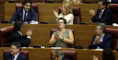 El diputado del PSPV-PSOE, Francesc Colomer, es aplaudido por sus compañeros tras ser nombrado president de Les Corts durante la constitución de la novena legislatura de la cámara valenciana. EFE/Kai Försterling