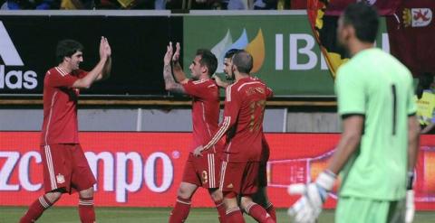 El delantero de la selección española de fútbol Paco Alcácer (2-i) es felicitado por sus compañeros. /EFE