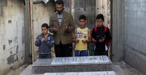 Familiares de uno de los niños que murieron en el ataque israelí. - AFP