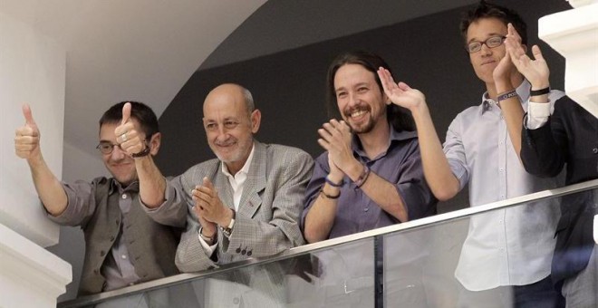 Los líderes de Podemos Pablo Iglesias (2-d), Íñigo Errejón (d) y Juan Carlos Monedero (i) y el secretario general de la formación en la ciudad de Madrid, Jesús Montero, aplauden tras la elección hoy de Manuela Carmena.- efe