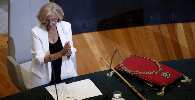 Manuela Carmena, cabeza de lista de Ahora Madrid al Ayuntamiento de la capital de España, aplaude tras haber sido proclamada nueva alcaldesa de la ciudad. REUTERS/Andrea Comas