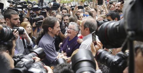 El secretario general de Podemos, Pablo Iglesias, saluda tras asistir hoy en el Ayuntamiento de Madrid a la investidura de la cabeza de lista de Ahora Madrid al Ayuntamiento de la capital, Manuela Carmena. EFE