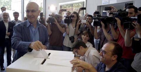 El lider de Uniò, Josep Antoni Duran Lleida, deposita su voto durante la jornada en la que los militantes democristianos están llamados a las urnas para votar la pregunta de la dirección de UDC.- EFE