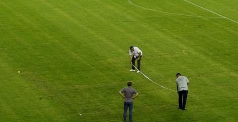 La esvástica en el césped estadio del Croacia-Italia. REUTERS/Antonio Bronic