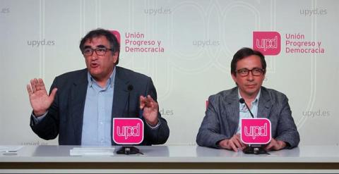 Los responsables de Organización de UPyD, Juan Luis Fabo (i) y de Acción Institucional, Ramón Marcos Allo (d), durante la rueda de prensa ofrecida tras la reunión de la dirección que fija las condiciones y términos del Congreso de la formación del próximo