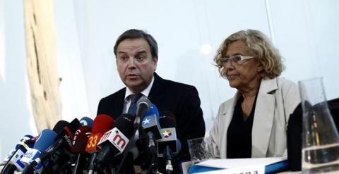 Antonio Miguel Carmona junto a Manuela Carmena en una rueda de prensa.