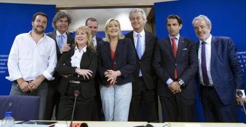 Algunos de los miembros del nuevo grupo de extrema derecha del Parlamento Europeo liderado por Marine Le Pen. - REUTERS