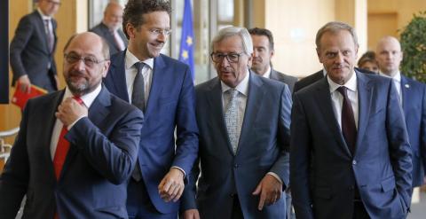 El presidente del Eurogrupo, Jeroen Dijsselbloem, el del Parlamento Europeo, Martin Schulz, el del Consejo Europeo, Donald Tusk y el de la Comisión Europea, Jean-Claude Juncker, tras un almuerzo trabajo en Bruselas, con una videoconferencia con el preside