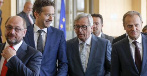 El presidente del Eurogrupo, Jeroen Dijsselbloem, el del Parlamento Europeo, Martin Schulz, el del Consejo Europeo, Donald Tusk y el de la Comisión Europea, Jean-Claude Juncker, tras un almuerzo trabajo en Bruselas, con una videoconferencia con el preside