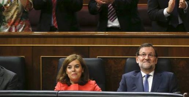 Rajoy y la vicepresidenta tras la intervención del primero en el Congreso. / ANDREA COMAS (Reuters)