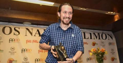 Pablo Iglesias recibe el premio Limón en Madrid. / FERNANDO VILLAR (EFE)