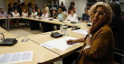 La alcaldesa de Madrid, Manuela Carmena, celebra con los trabajadores sociales de las juntas de distrito su primer acto oficial desde la llegada al cargo. / JUAN CARLOS HIDALGO (EFE)