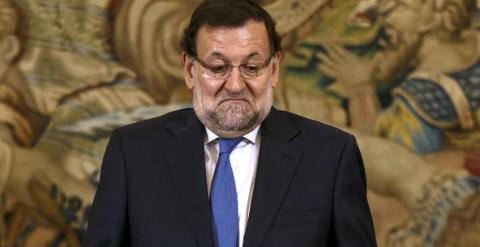 El presidente del Gobierno, Mariano Rajoy, se encoge de hombros, cuando los periodistas le han preguntado, en el Palacio de la Zarzuela, sobre los posibles cambios en el Gobierno y en el PP. REUTERS/Juan Medina