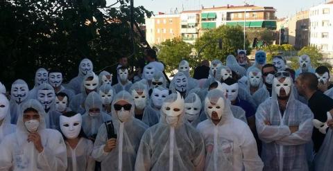 Decenas de enmascarados se concentran antes de la detención del joven 'Alfon'.- BUKANEROS